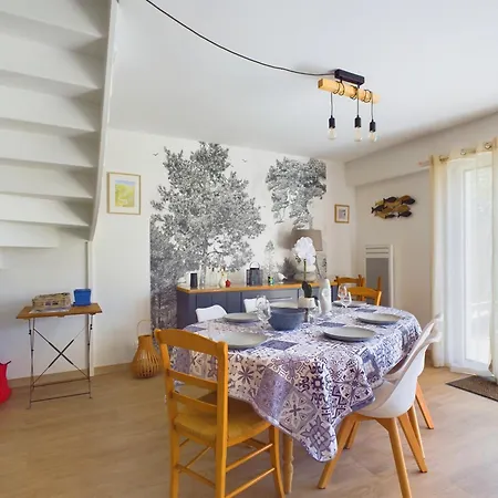 Maison Pour 6 Adultes,1 Enfant - Piscine Collective لي سابلِ دولونْ